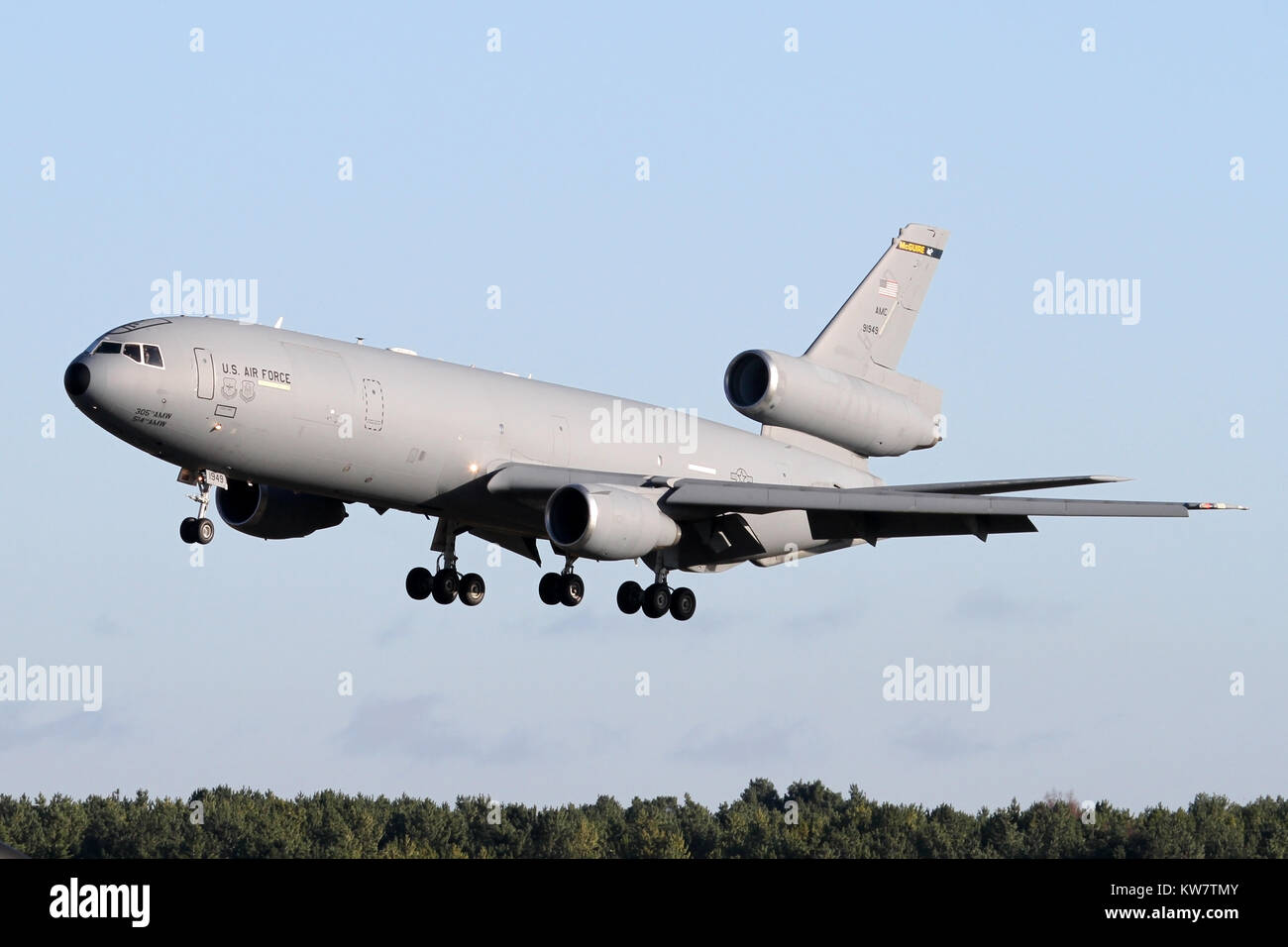 USAF McDonnell Douglas KC-10 Extender Ankunft in RAF Mildenhall an einem klaren Dezember Morgen nach der Überquerung des Atlantiks von McGuire AFB. Stockfoto USAF McDonnell Douglas KC-10 Extender Ankunft in RAF Mildenhall an einem klaren Dezember Morgen nach der Überquerung des Atlantiks von McGuire AFB. Stockfoto
