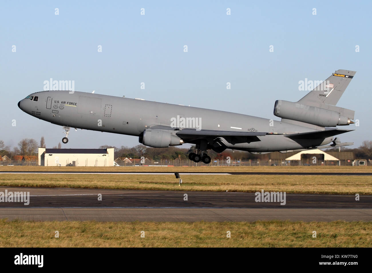 USAF McDonnell Douglas KC-10 Extender Ankunft in RAF Mildenhall an einem klaren Dezember Morgen nach der Überquerung des Atlantiks von McGuire AFB. Stockfoto USAF McDonnell Douglas KC-10 Extender Ankunft in RAF Mildenhall an einem klaren Dezember Morgen nach der Überquerung des Atlantiks von McGuire AFB. Stockfoto