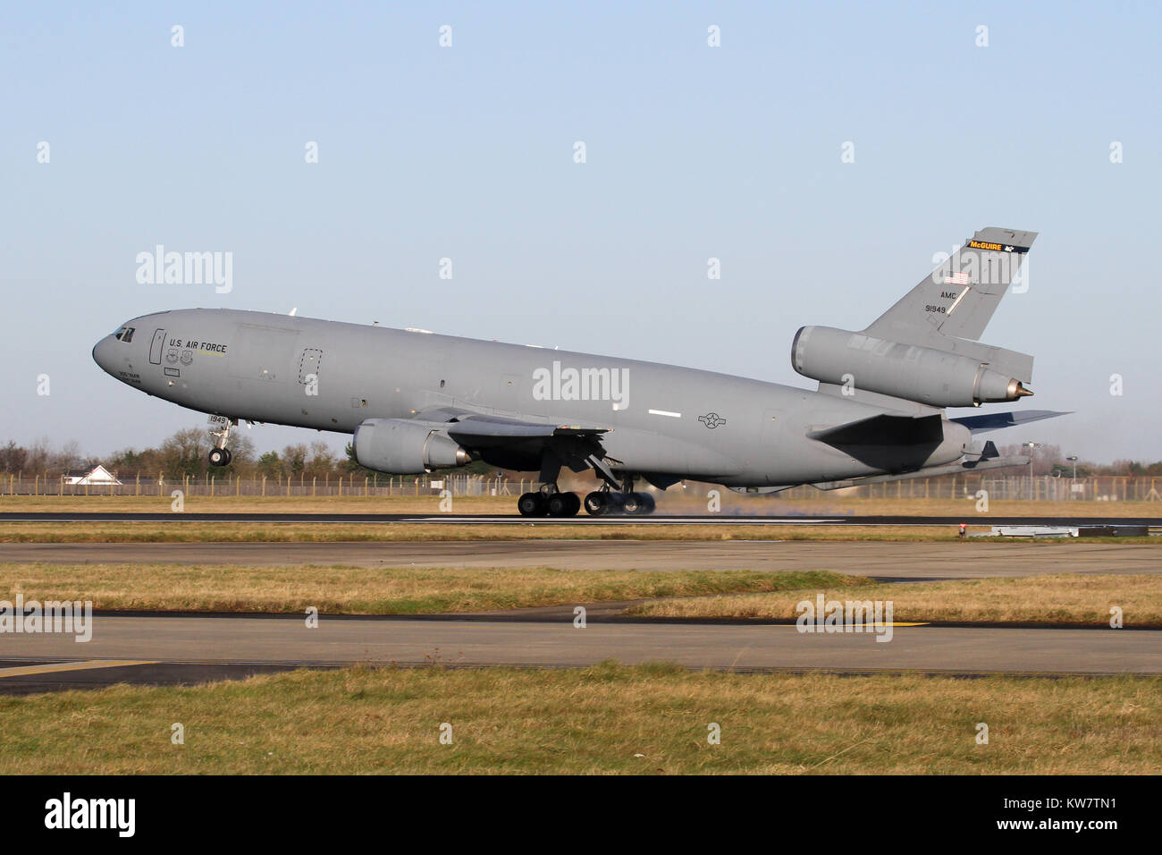 USAF McDonnell Douglas KC-10 Extender Ankunft in RAF Mildenhall an einem klaren Dezember Morgen nach der Überquerung des Atlantiks von McGuire AFB. Stockfoto