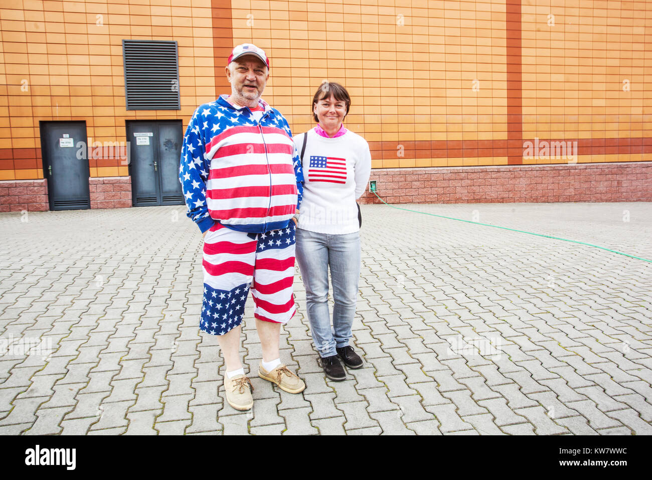 Paar in US-Farben, Sternen und Streifen gekleidet während der Befreiung der Stadt durch das US-Militär, Pilsen, Tschechische Republik Menschen Stockfoto