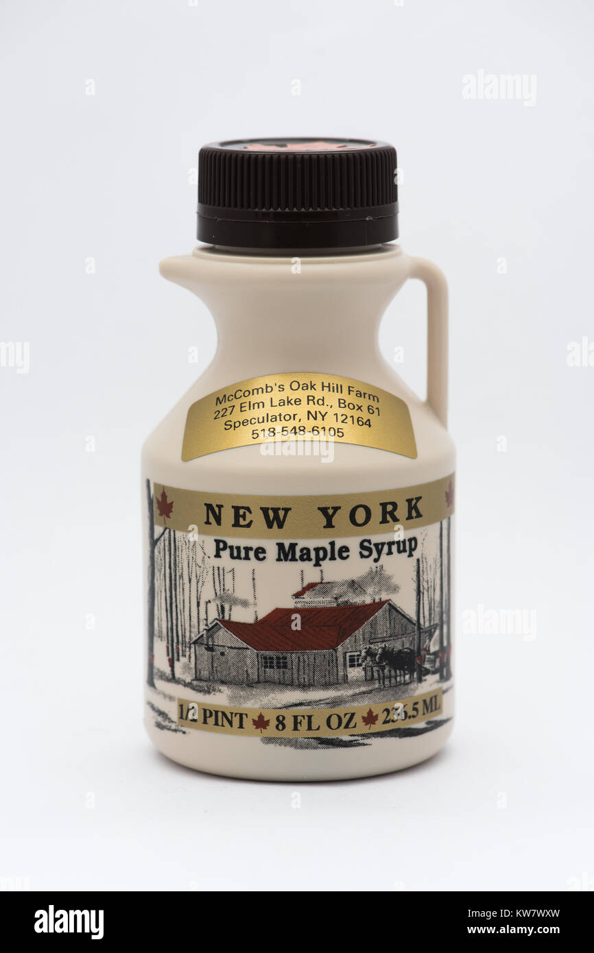 Eine 1/2 Pint (8 fl. oz. oder 236.5 ml) Flasche mit reinem New York Ahornsirup von McComb Oak Hill Farm in Spekulant, NY USA produziert. Stockfoto