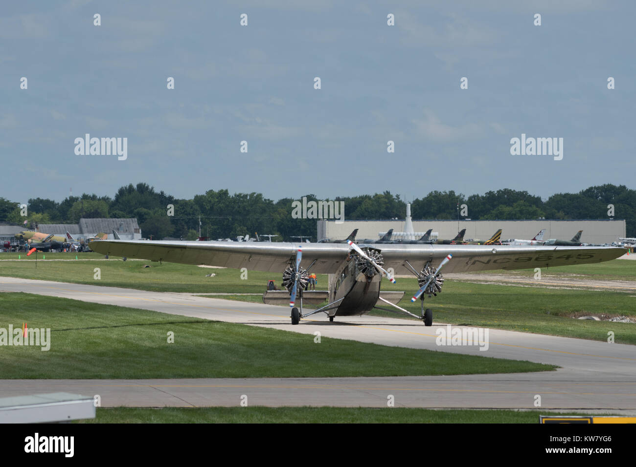 Oshkosh, WI - 24. Juli 2017: ein Jahrgang transkontinentalen Luftverkehrs Ford Modell 5-AT-B trimotor Flugzeuge Stockfoto