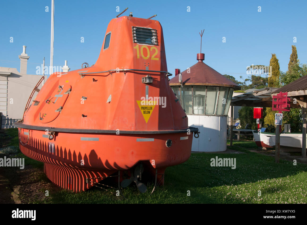 Formstoff Rettungsboot und andere Displays im Maritime Museum im historischen Port Albert an der Küste der Bass Strait, Victoria, Australien Stockfoto