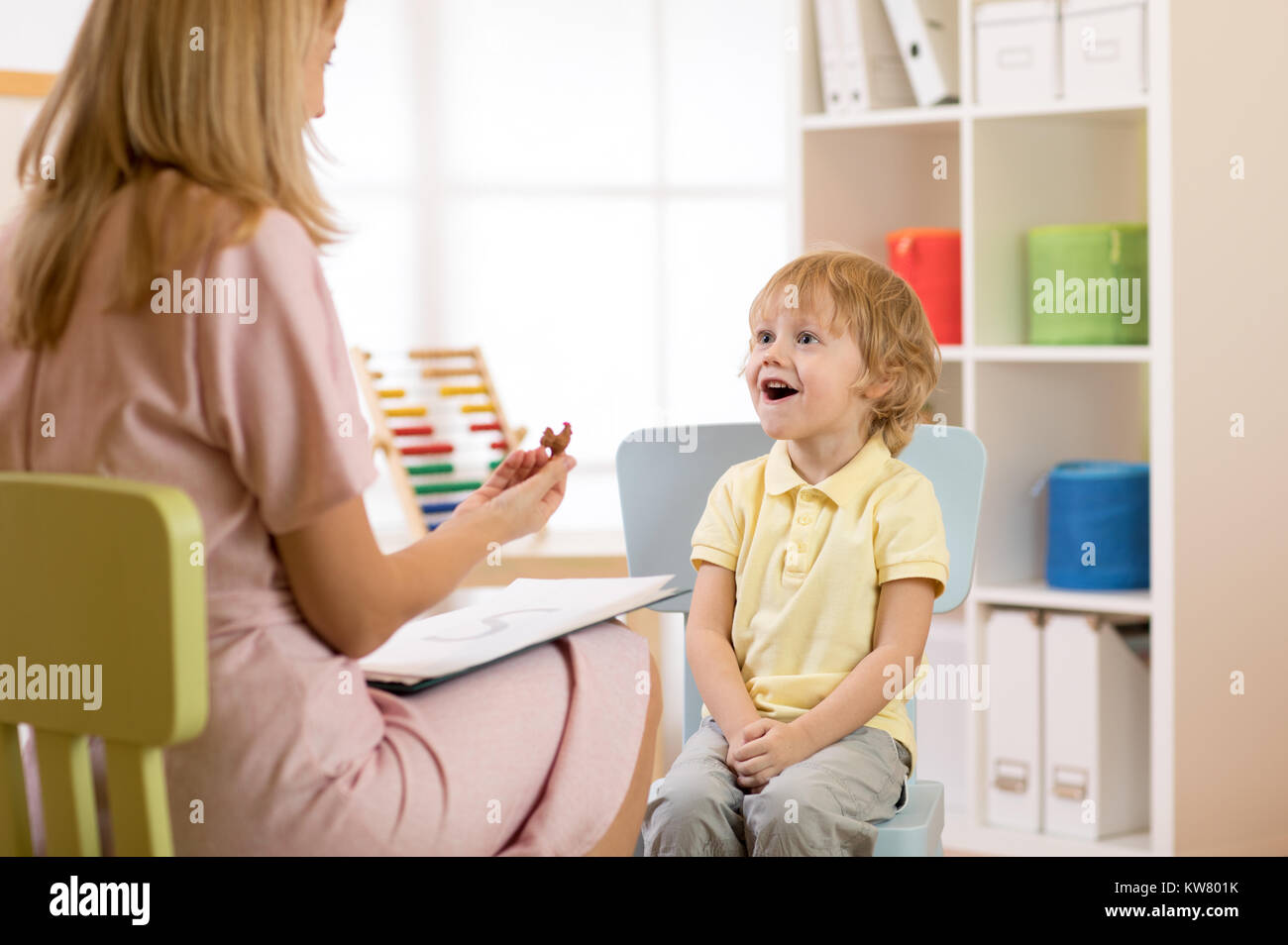Psychologen arbeiten mit Kind im Büro Stockfoto