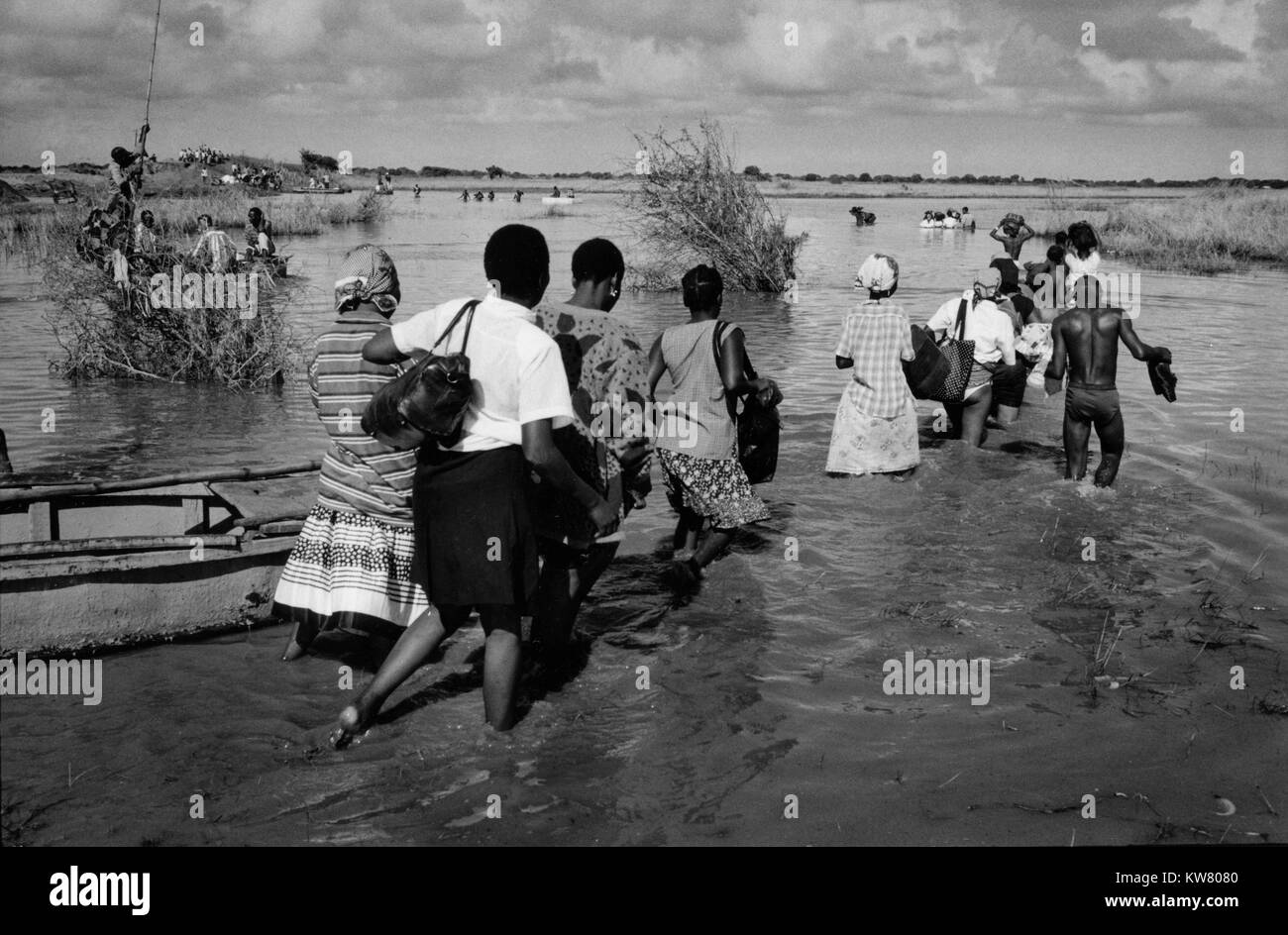 Überschwemmungen in Mosambik, März 2000; obwohl die Hauptstraße nach Maputo hat weggespült worden sind, Menschen, die noch versuchen, ihre Reise zu vervollständigen. Stockfoto