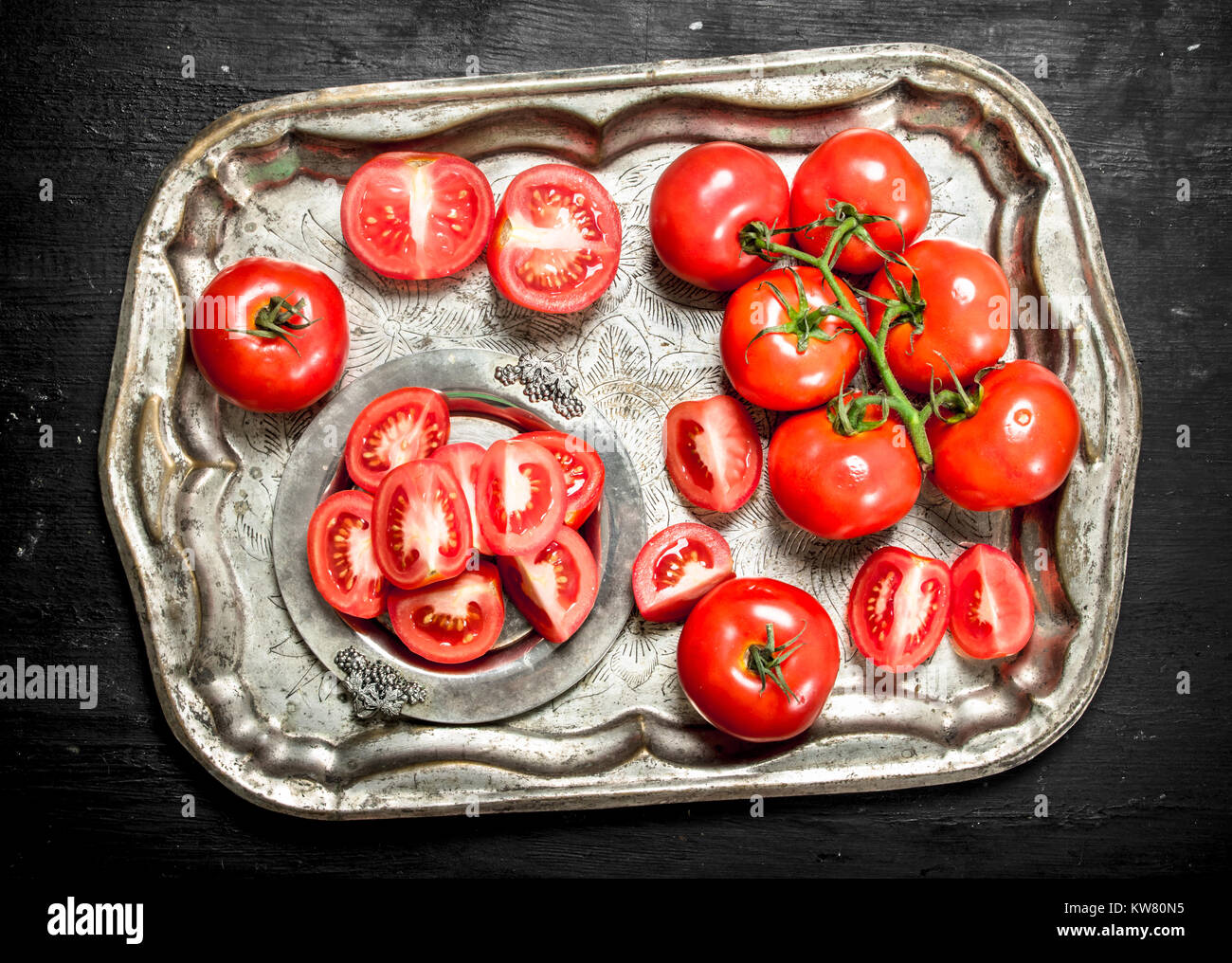 Liced Tomaten auf Stahl Fach auf schwarzen Tafel. Stockfoto