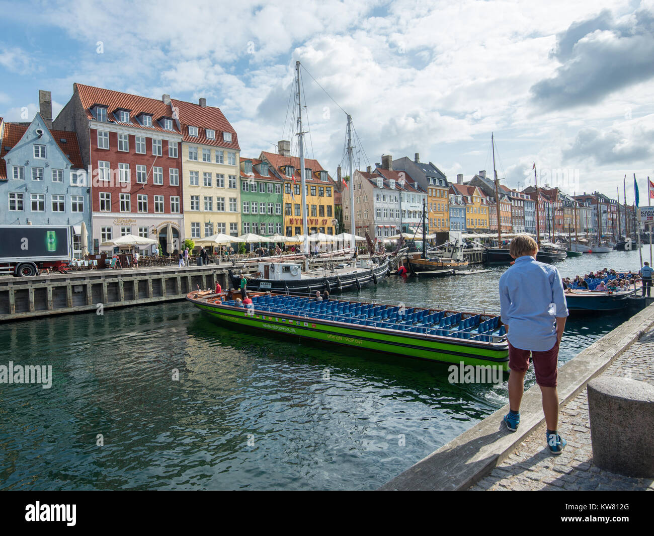 Tour Boot in Nyhavn, Hafen aus dem 17. Jahrhundert im Zentrum von Kopenhagen und derzeit eine beliebte Touristenattraktion und Entertainment Viertel. Stockfoto