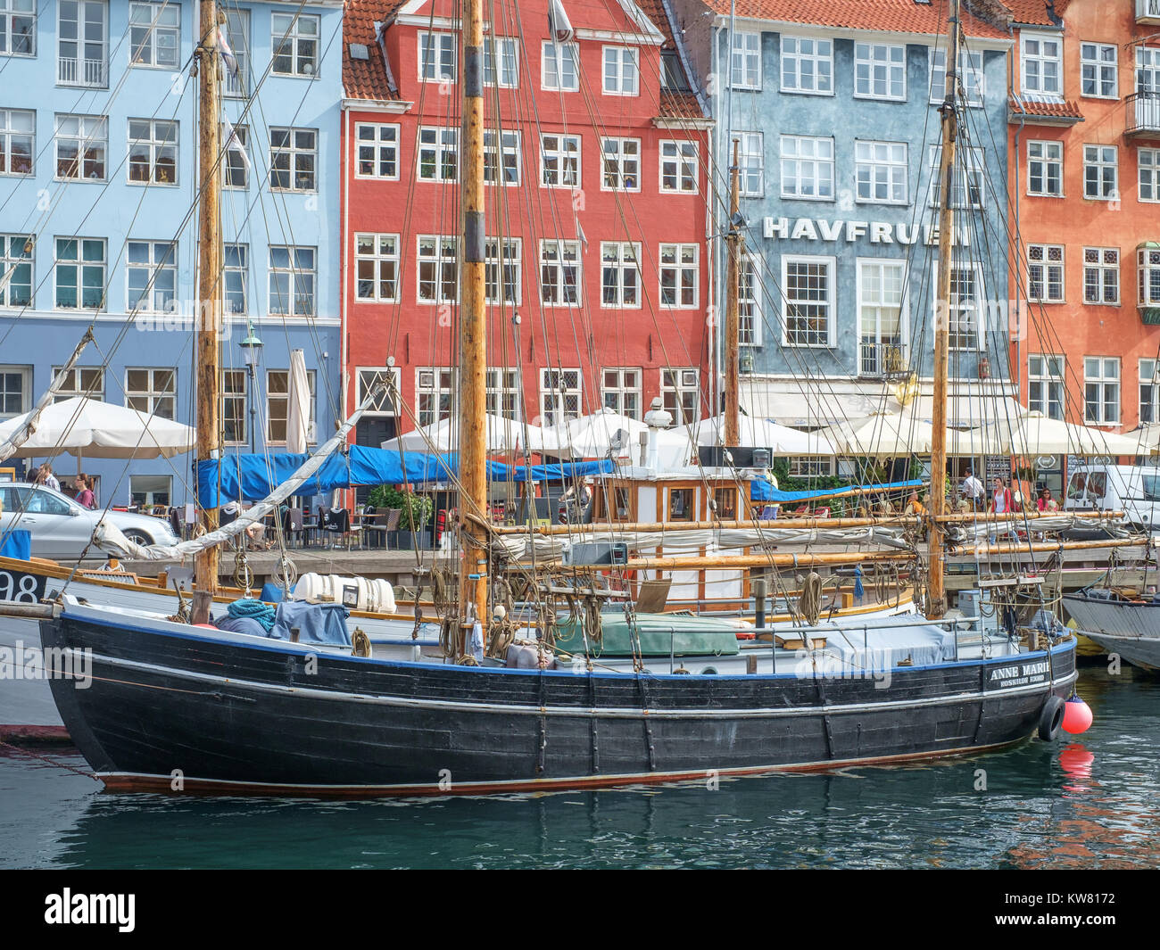 Alten hölzernen Schiff in Nyhavn, Hafen aus dem 17. Jahrhundert im Zentrum von Kopenhagen und eine beliebte Touristenattraktion und Entertainment Viertel. Stockfoto