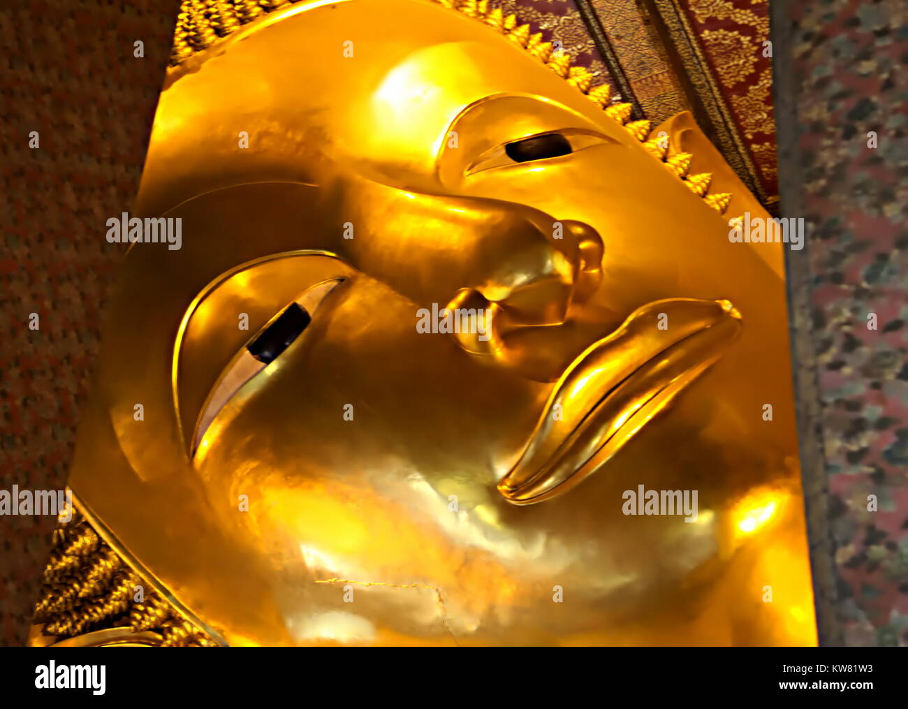 Detail der liegende Buddha im Wat Pho Tempel, Bangkok, Thailand. Die Statue stellt den Eintrag von Buddha ins Nirvana. Stockfoto