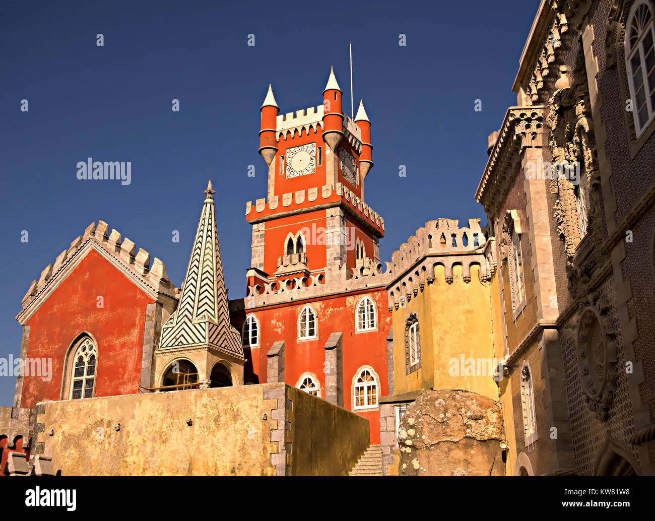 Da Pena (Palácio da Pena), ein Romantiker Schloss in Sintra (Portugal), beobachtet von unten am Hügel. Es ist ein UNESCO Weltkulturerbe. Stockfoto