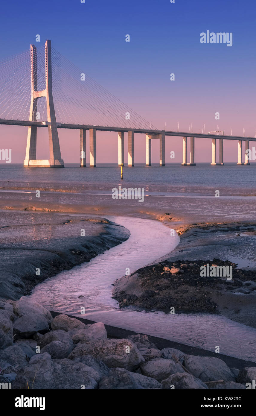 Vasco Da Gama Bridge bei Sonnenuntergang, überqueren den Tagus Fluss, Parque Das Nacoes, Lissabon, Portugal Stockfoto