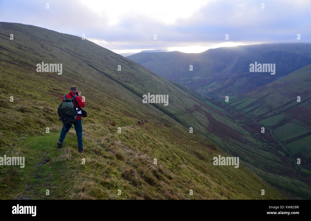 Ein männlicher Fotograf Fotos von Wanderer auf dem Fußweg in der Hengwn Tal im Snowdownia National Park, Wales, UK. Stockfoto