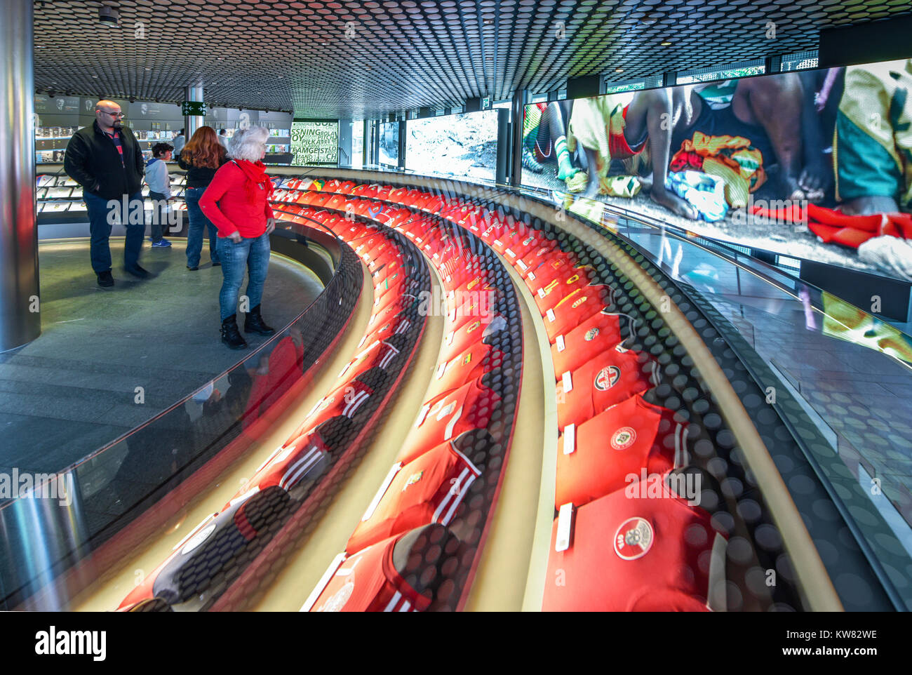 Zürich, Schweiz - besuchen FIFA Museum. Mit den Shirts in verschiedenen nationalen Teams - FIFA-Mitglieder stehen Stockfoto