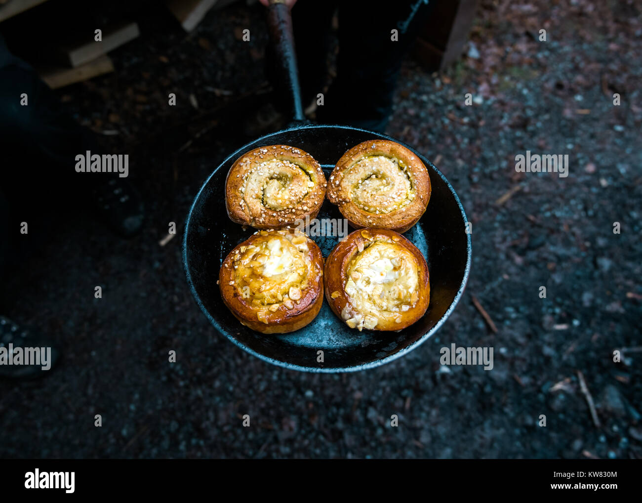 Herzliche Schwedisches fika Brötchen im Gusseisen Pfanne im freien Umgebung Stockfoto