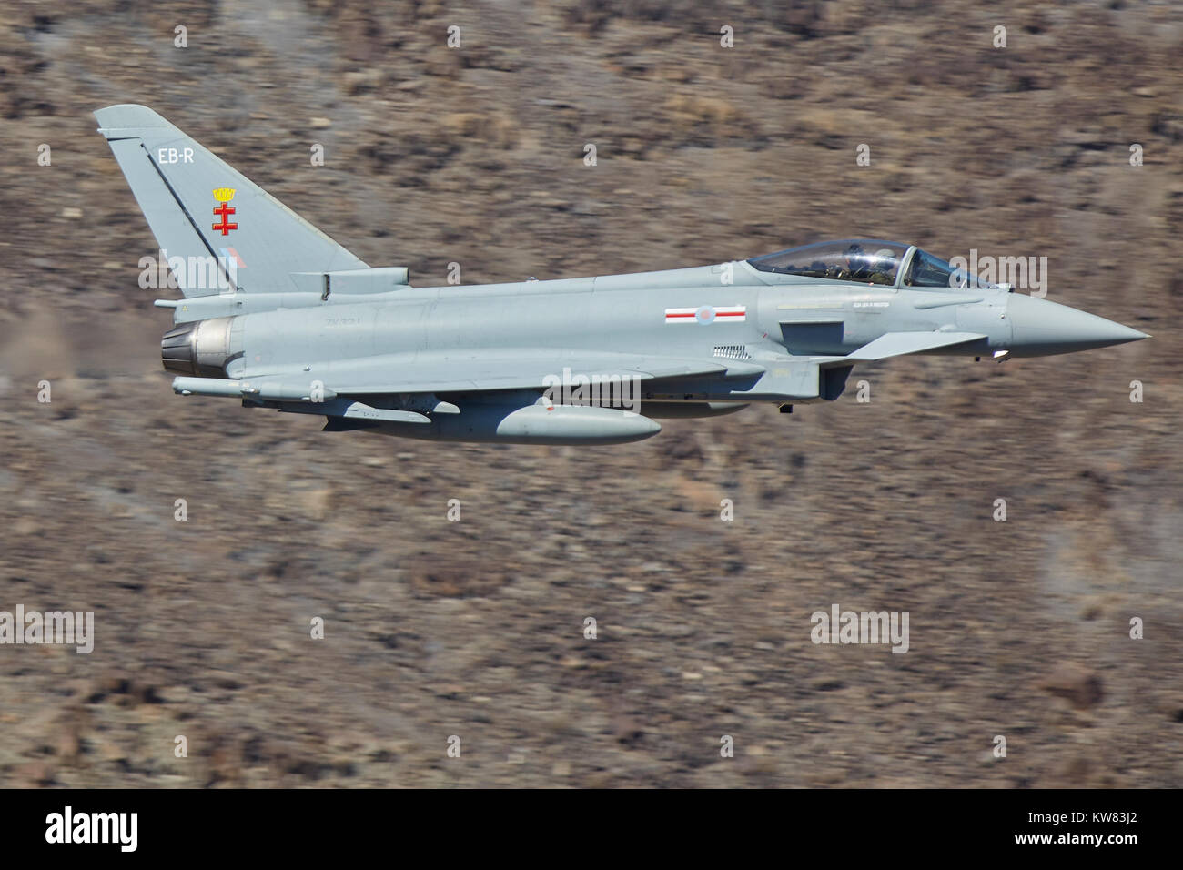 Die britische Royal Air Force Typhoon FGR 4 Kampfjet Fliegen auf niedrigem Niveau und hoher Geschwindigkeit durch Rainbow Canyon, Kalifornien, USA. Stockfoto