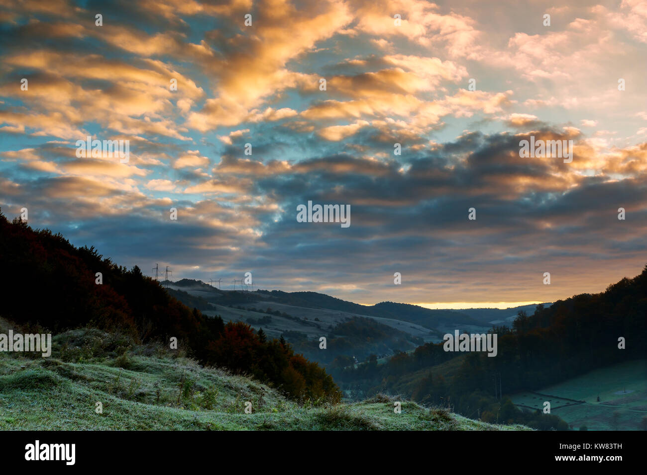Majestic Sonnenaufgang in den Bergen Landschaft. Schönen Herbst morgen auf dem Aussichtspunkt über dem tiefen Wald Stockfoto