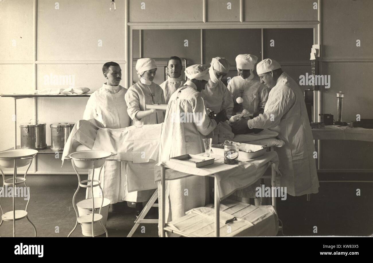 Chirurgen und Pflegepersonal zu einem Patienten tendenziell auf einen OP-Tisch im King George Military Hospital, London, England, 1915. Stockfoto