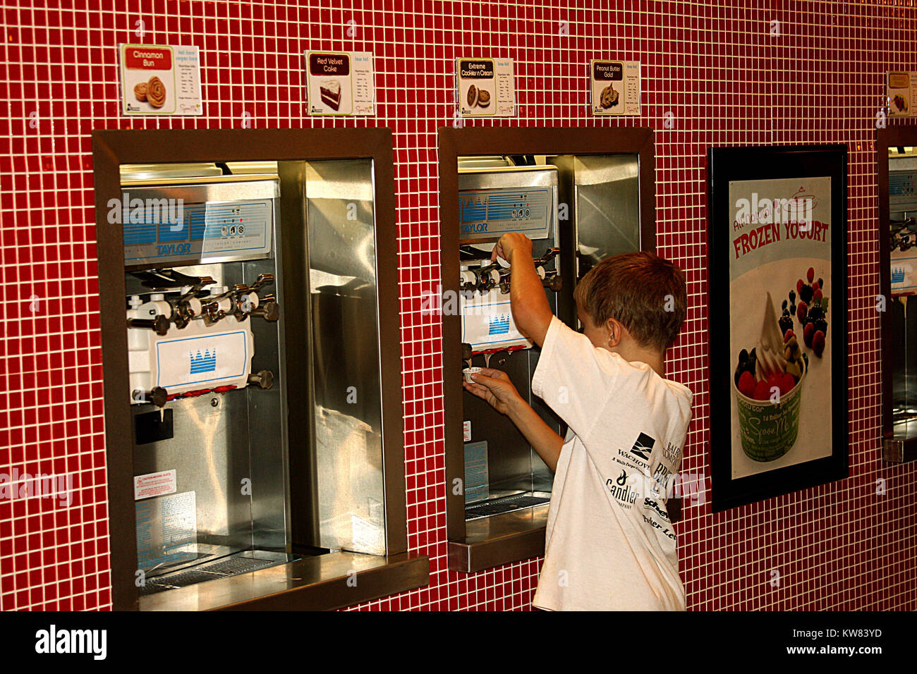 Junge Probenahme gefrorener Joghurt Stockfoto