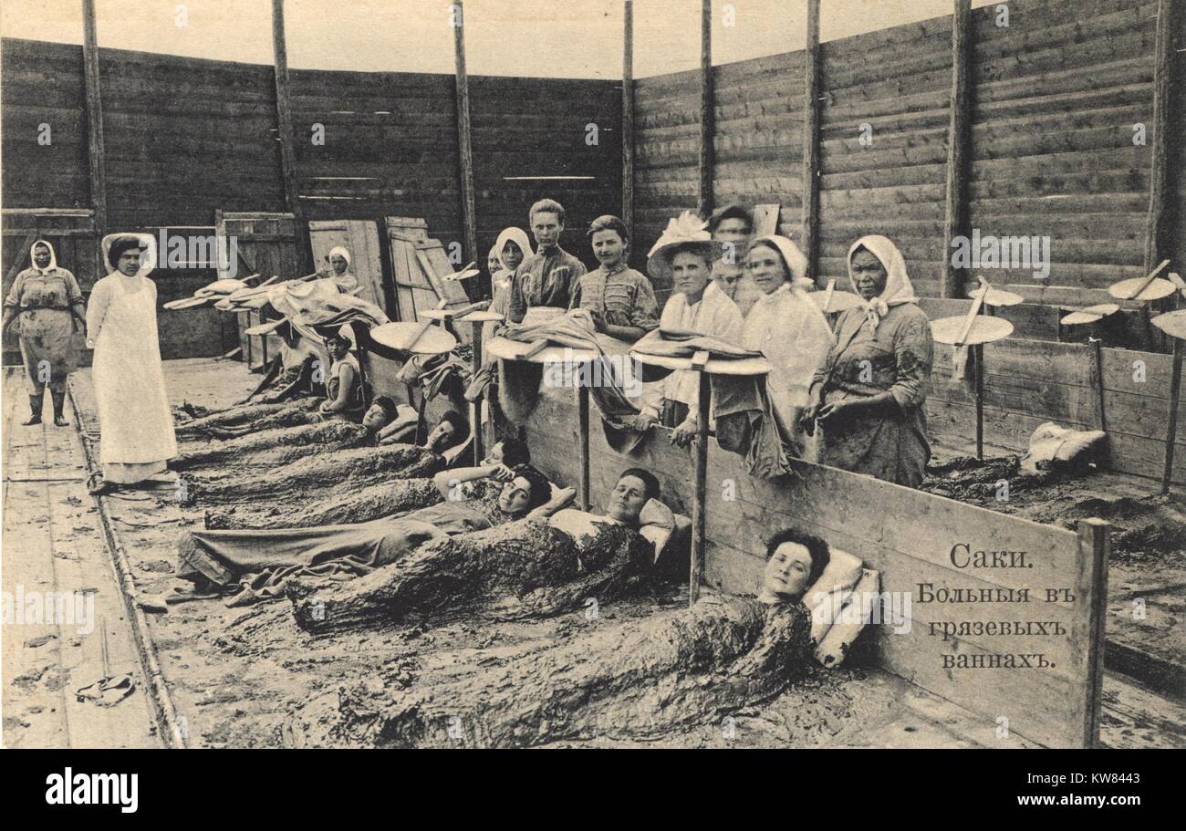 Krankenschwestern geben Frauen Schlammbäder an Saki Sanatorium in Jewpatoria, Russland, 1920. Stockfoto
