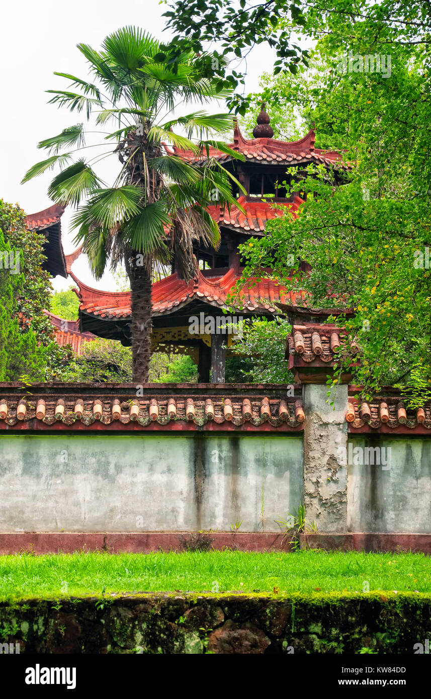 Alte chinesische Architektur an der Sanqingdian in das Wuyishan oder Mount Wuyi Naturgebiet in der Provinz Fujian China. Stockfoto