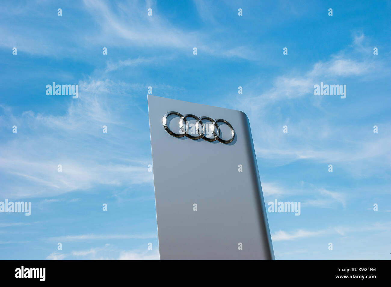 Audi Dealership logo gegen den blauen Himmel. Audi ist ein deutscher Automobilhersteller, Designs, Ingenieure, produziert, vermarktet und vertreibt Luxus auto Stockfoto