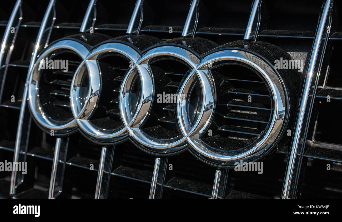 Audi Emblem auf einem Auto Grill. Audi ist ein deutscher Automobilhersteller, Designs, Ingenieure, produziert, vermarktet und vertreibt Luxusautomobilen Stockfoto