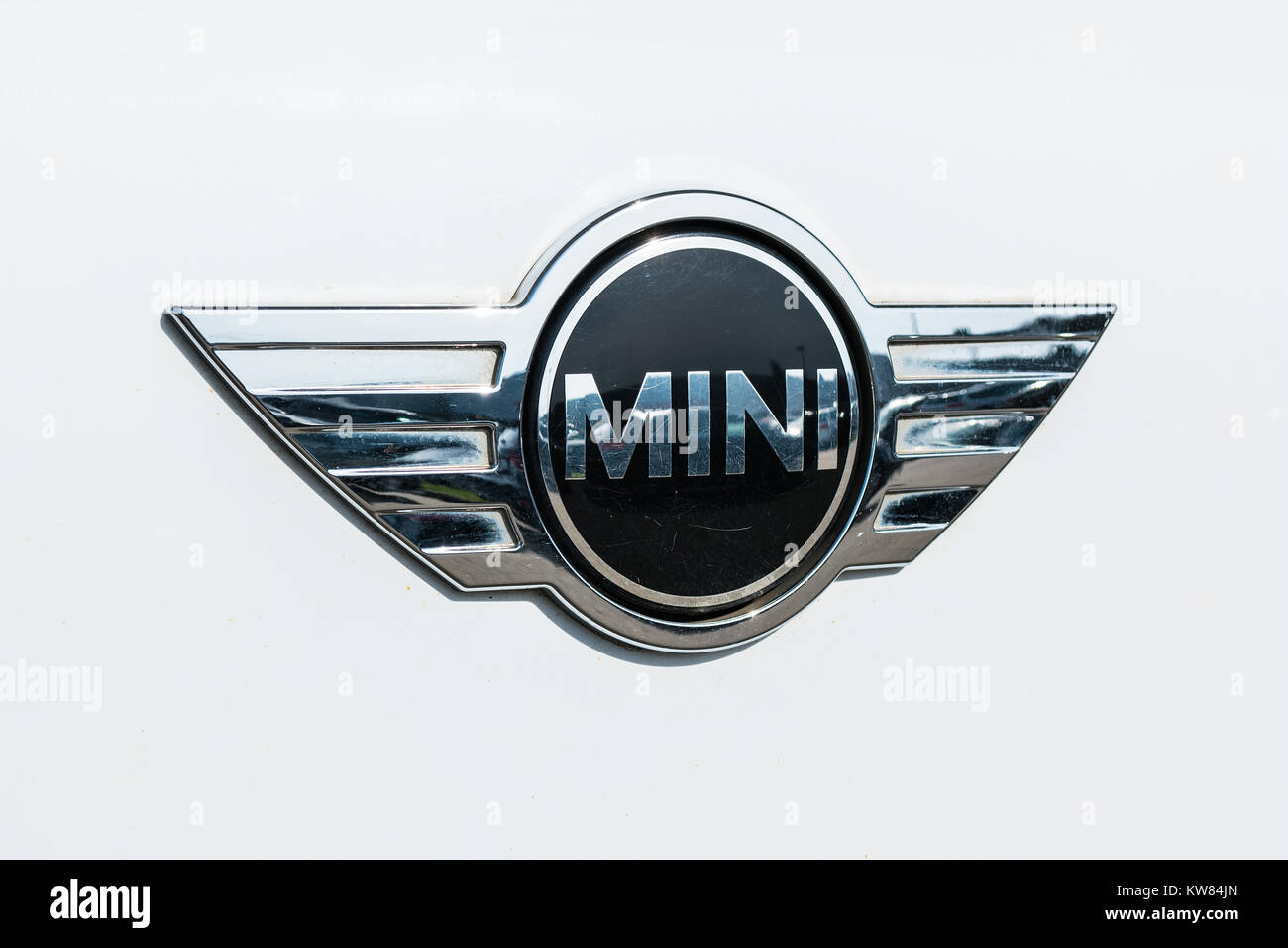 Mini cooper Auto-Logo auf weißem Auto. Es ist ein Modell, das BMW seit 2000 produziert. BMW ist ein deutscher Hersteller von Luxusfahrzeugen, Motorrädern und Motoren Stockfoto