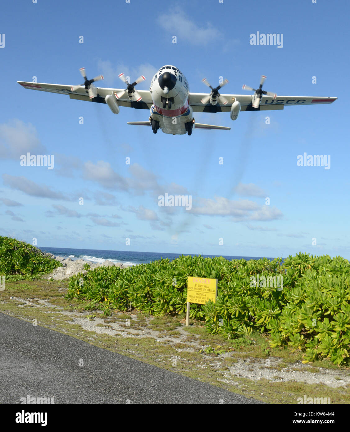 Einen HC-130 Hercules Flugzeug von Coast Guard Air Station Friseure, Oahu, Hawaii, bereitet auf der Rollbahn am Kwajalein-atoll zu landen in der Marschall Stockfoto