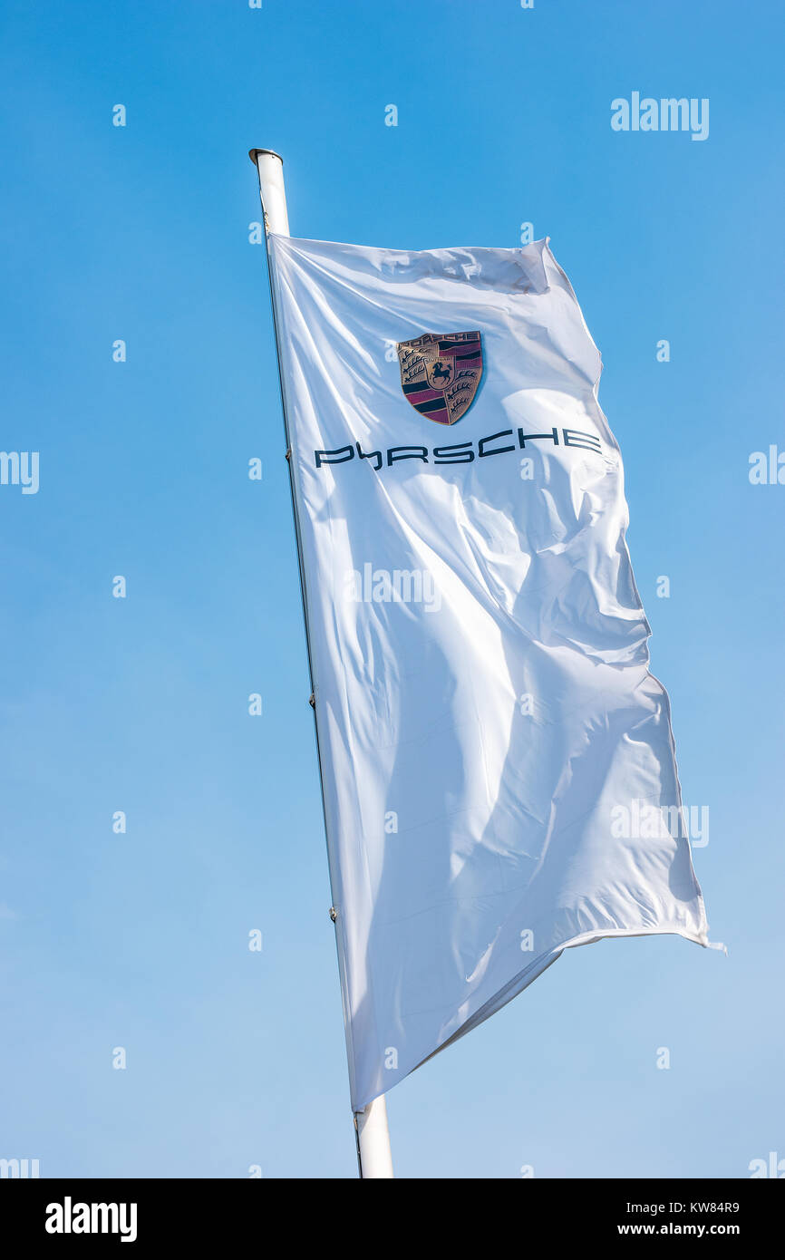 Porsche Zeichen auf einer Flagge. Ferdinand Porsche gründete das Unternehmen 1931 mit Hauptsitz im Zentrum von Stuttgart. Stockfoto