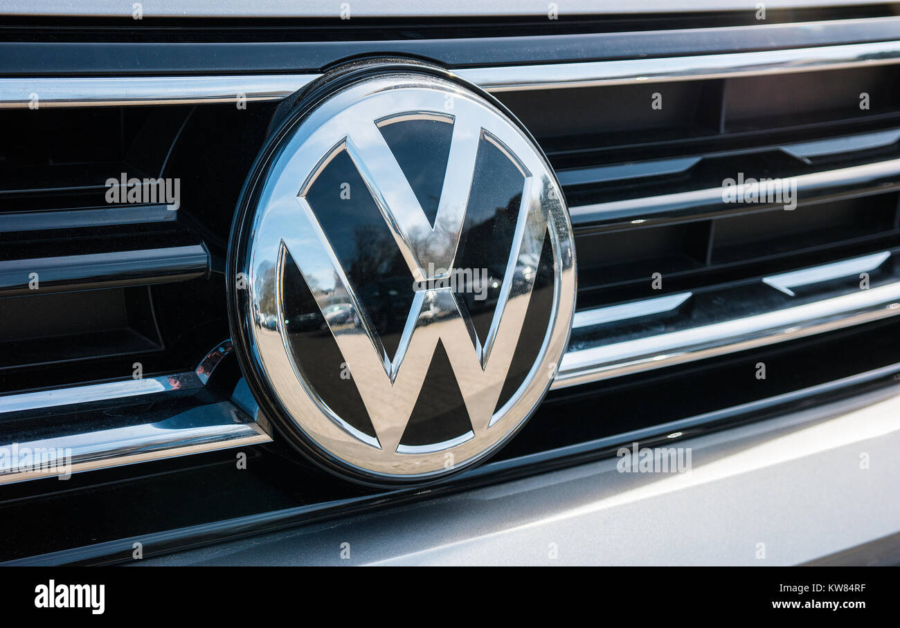 Volkswagen VW-Schild Logo auf einem Auto. Volkswagen ist ein berühmter europäischer Automobilhersteller mit Sitz in Deutschland. Stockfoto