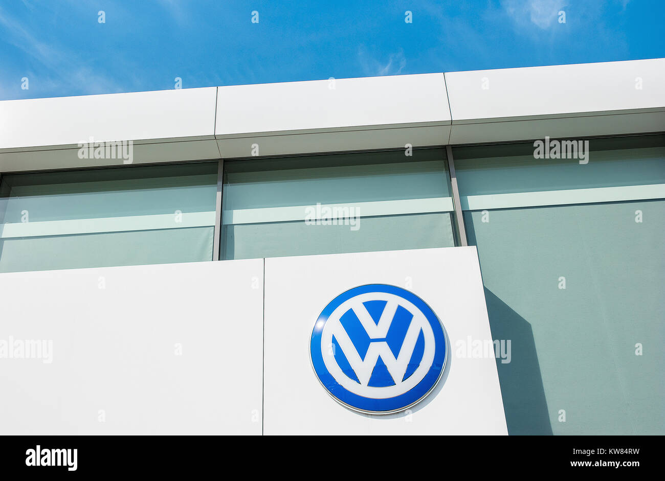 VW-Geschäft von Volkswagen. Volkswagen ist ein berühmter europäischer Automobilhersteller mit Sitz in Deutschland. Stockfoto