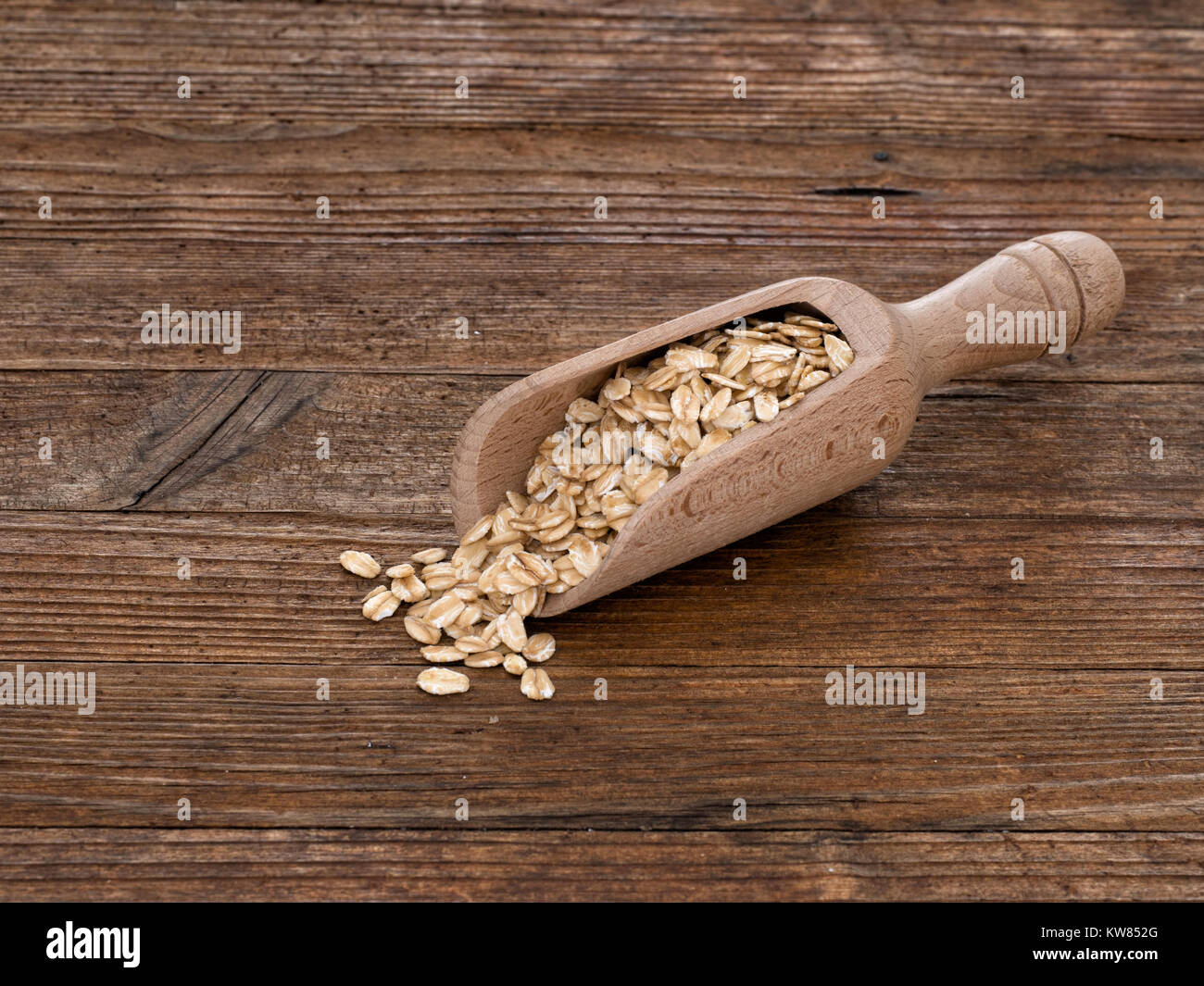 Schaufel von Bio Vollkorn Haferflocken. Mit kopieren. Stockfoto