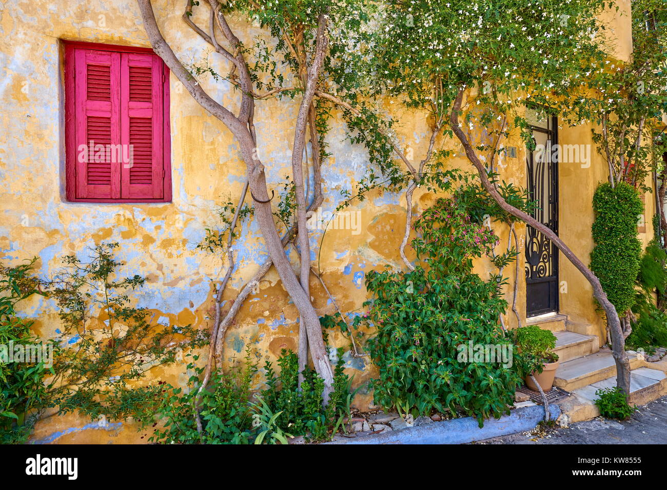 Bunte Häuser in Anafiotika Viertel unter der Akropolis, Athen, Griechenland Stockfoto