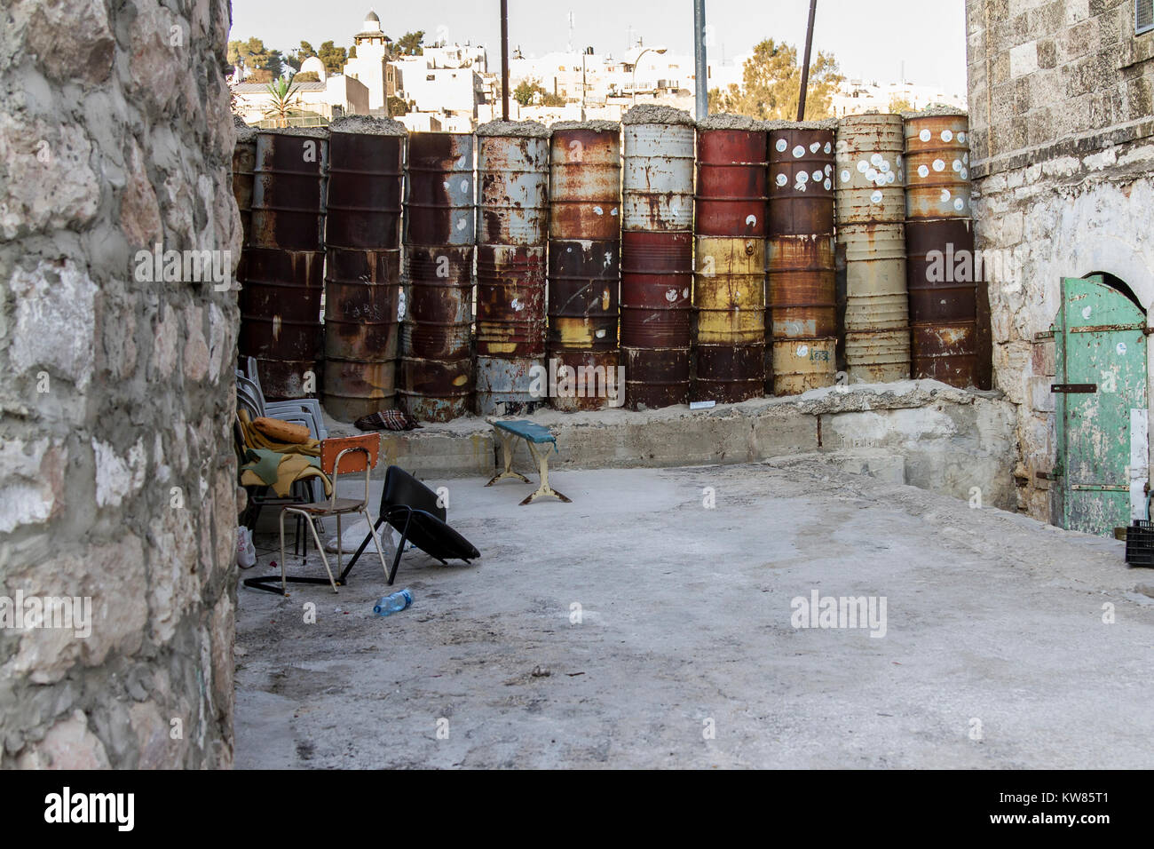 Hebron, Palästina, 7. November 2010. Fässer mit konkreten Barier zwischen israelischen und palästinensischen Bewohner besetzten Gebiet installiert. Stockfoto