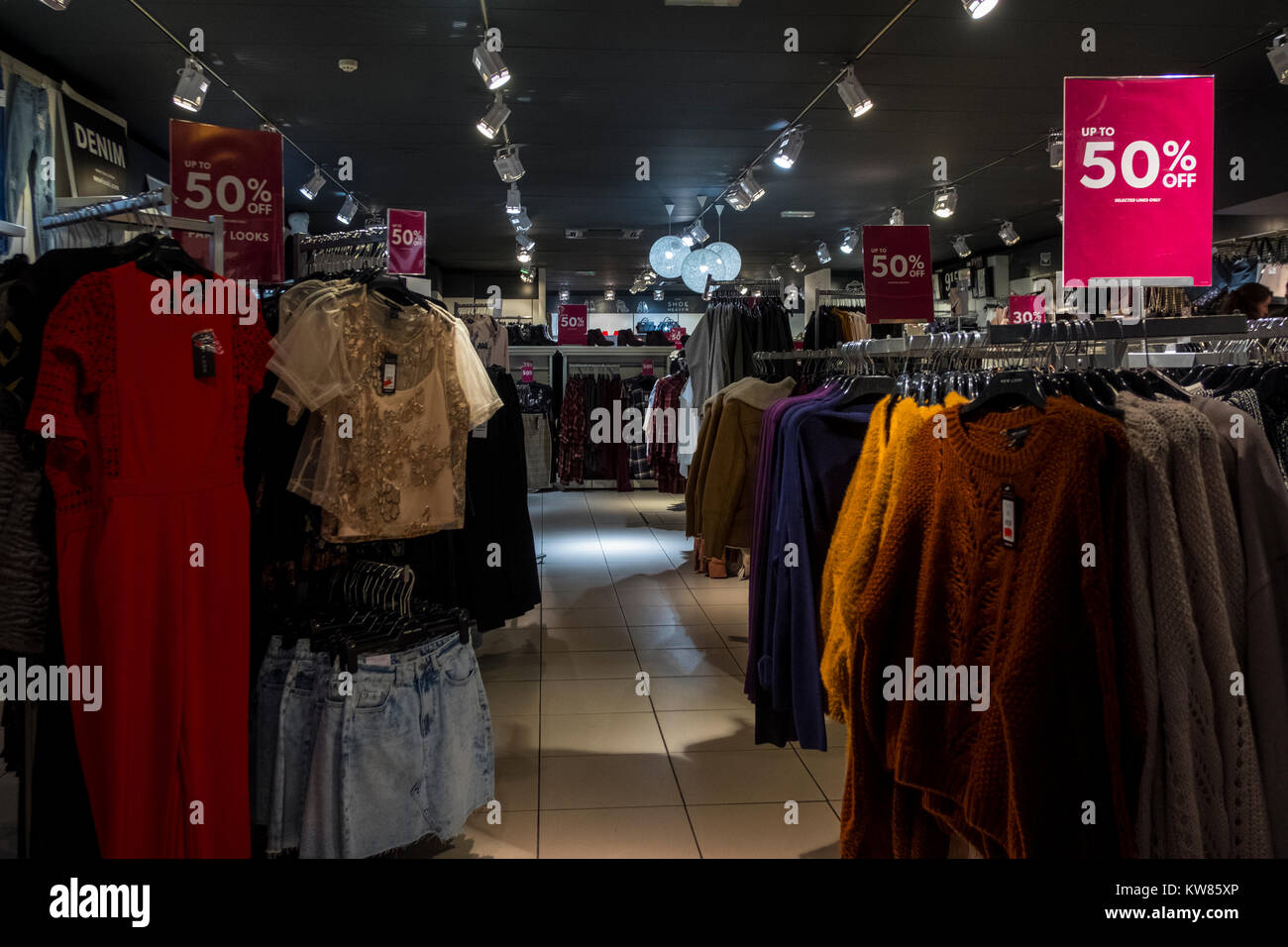 Eingang zu einem kleidung shop Übersicht Kleidung und Rabatt Schilder  Stockfotografie - Alamy