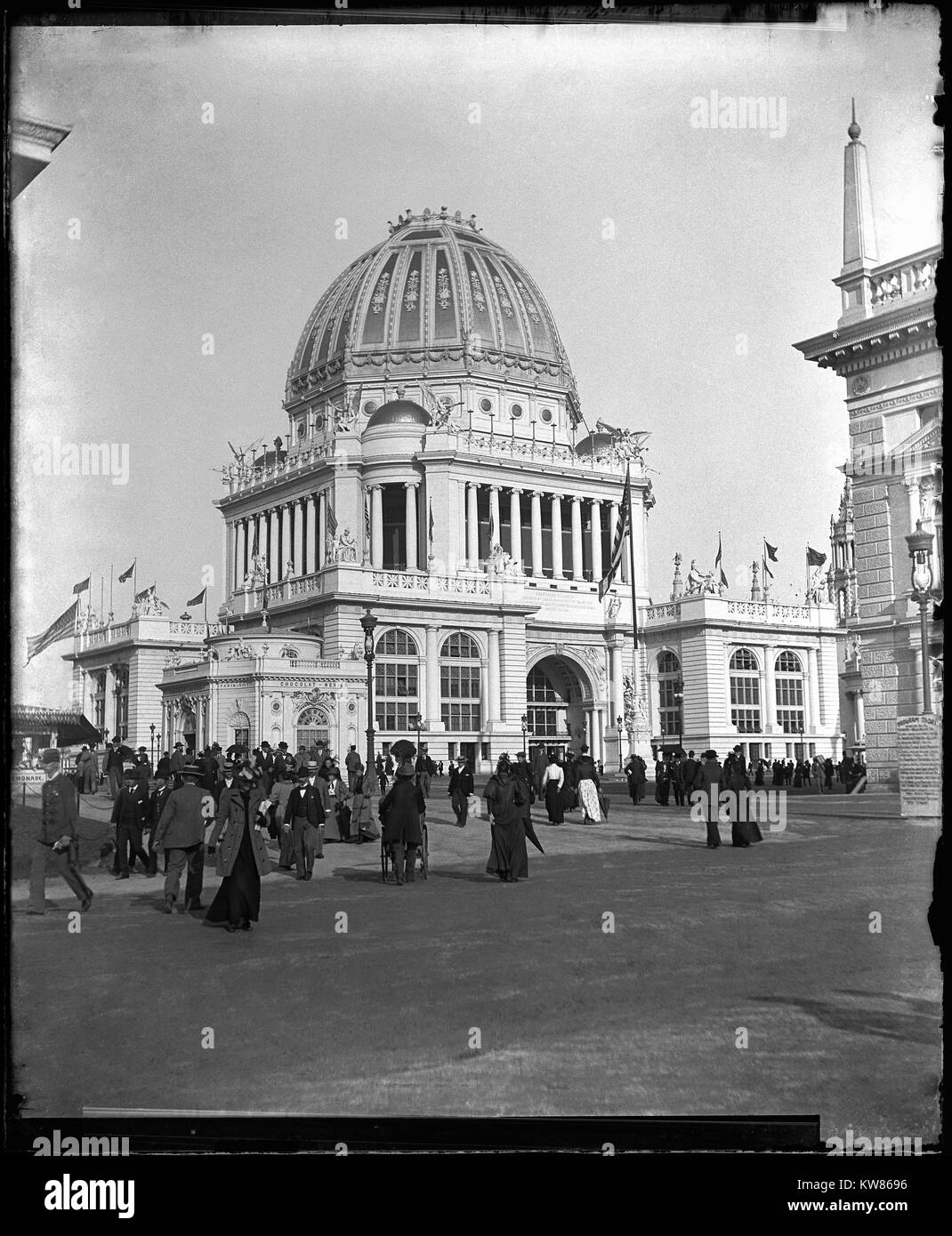 Vor dem Verwaltungsgebäude der Menge mit Pariser Chocolat Menier Verkäufer zu fairen Kolumbianischen der Chicago Weltausstellung. Diese Welt fair wurde in Chicago, Illinois von 1. Mai bis 30. Oktober 1893. Bild vom Original kamera Glas negativ. Stockfoto