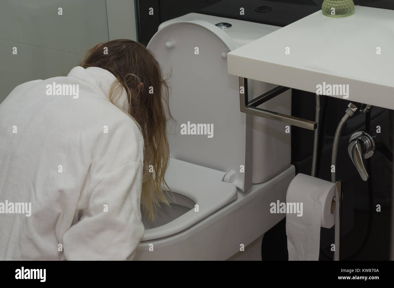 Ill girl vomiting food poisoning Fotos und Bildmaterial in hoher
