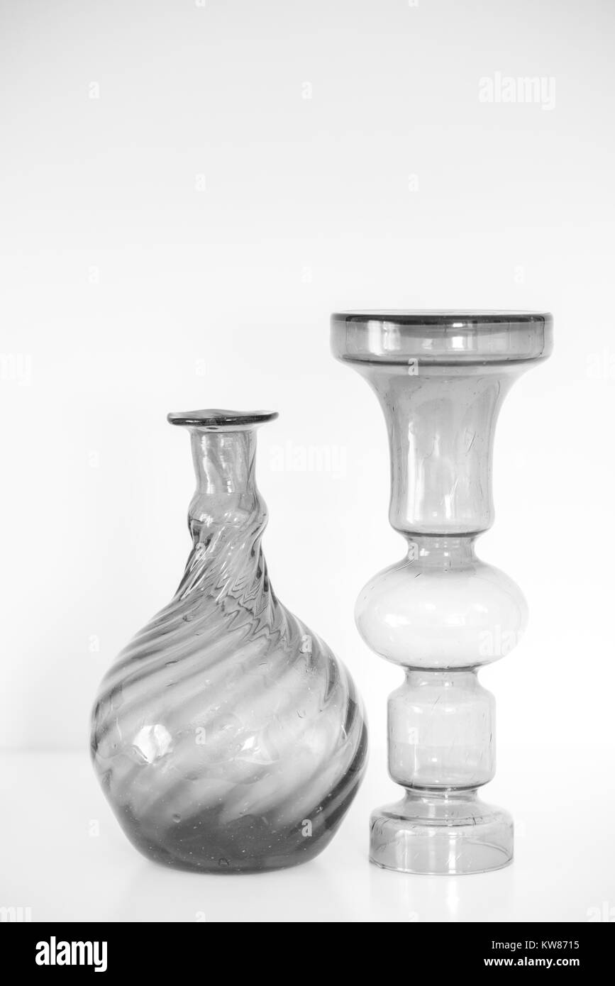 Vasen Stilleben aus blauem Glas Stockfoto