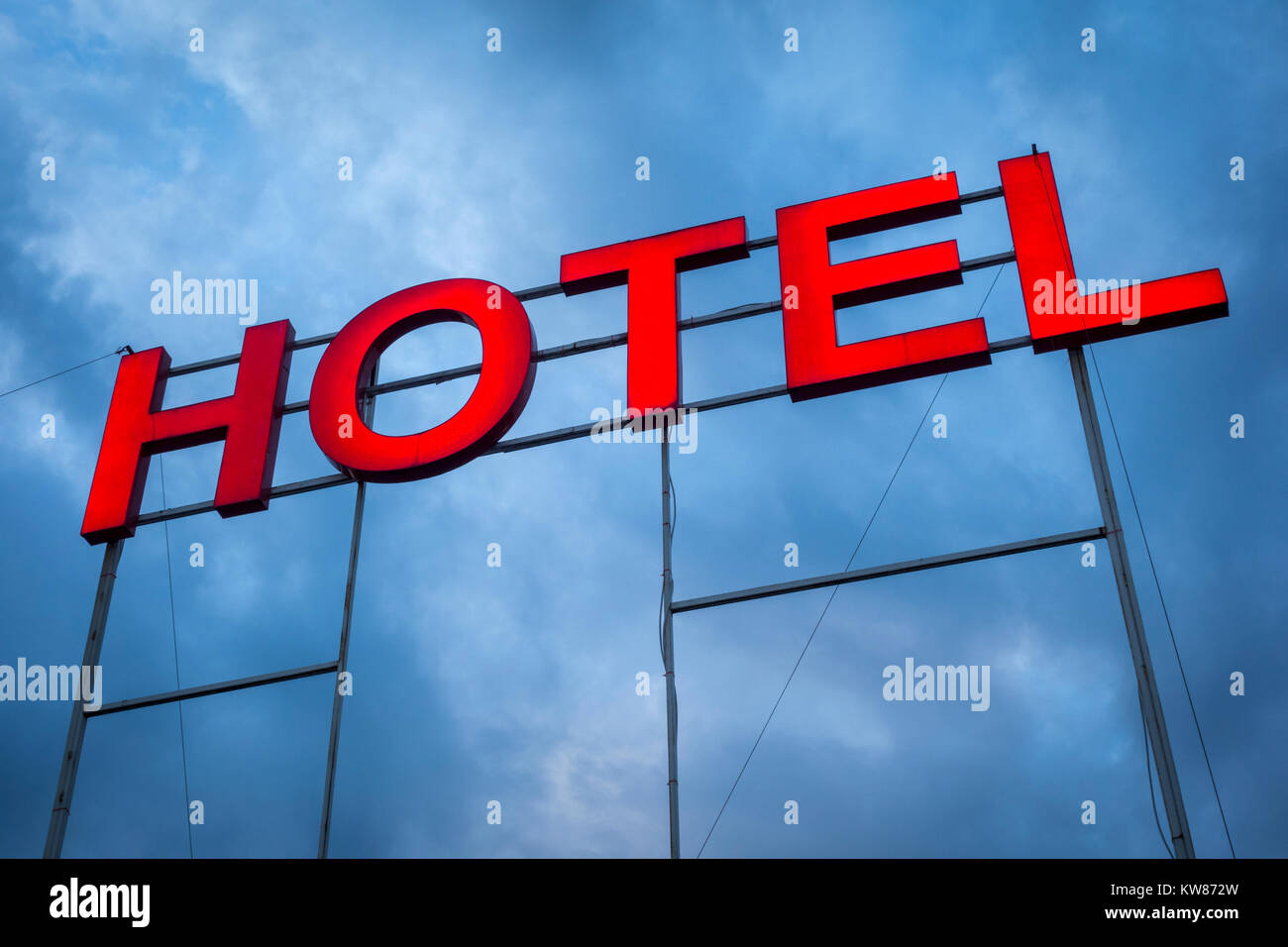 Großes beleuchtetes Hotel sign vor blauem Himmel Stockfoto