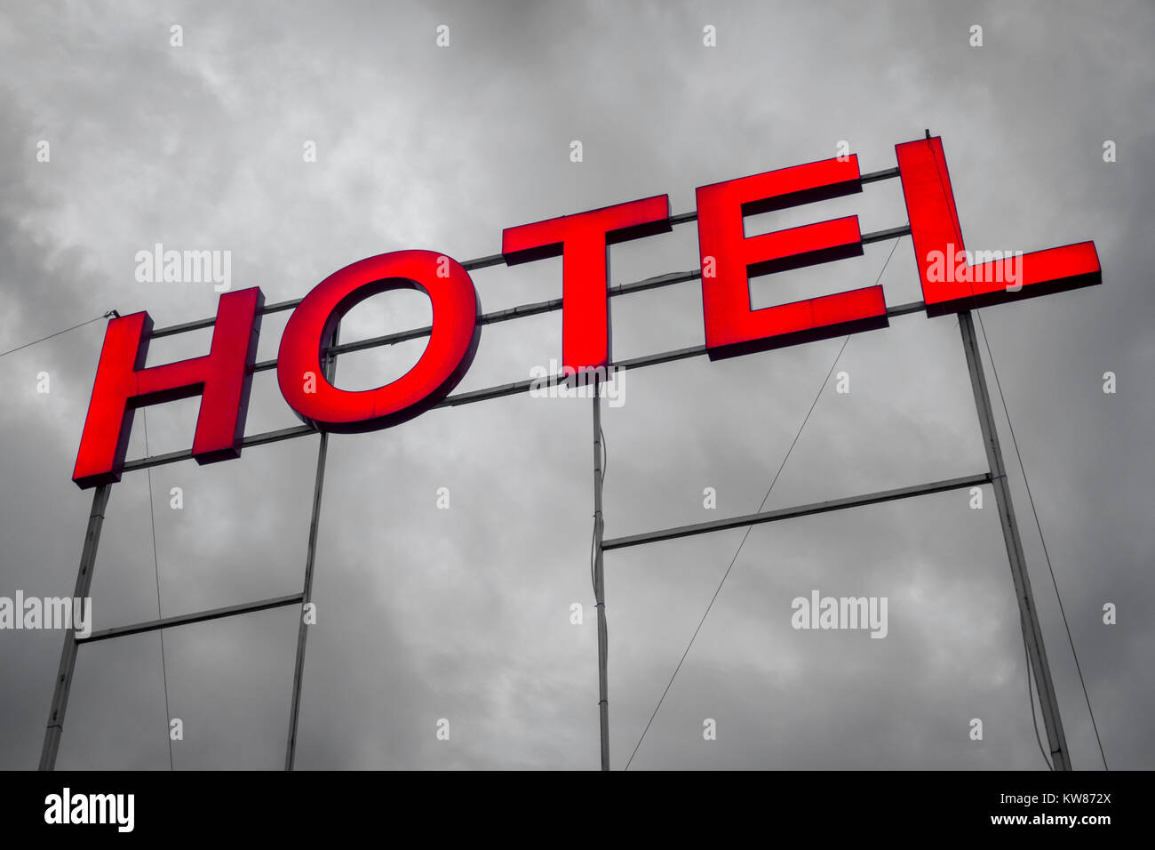 Großes beleuchtetes Hotel Briefe Zeichen gegen eine Grau/Schwarz & Weiß B&W Sky Stockfoto
