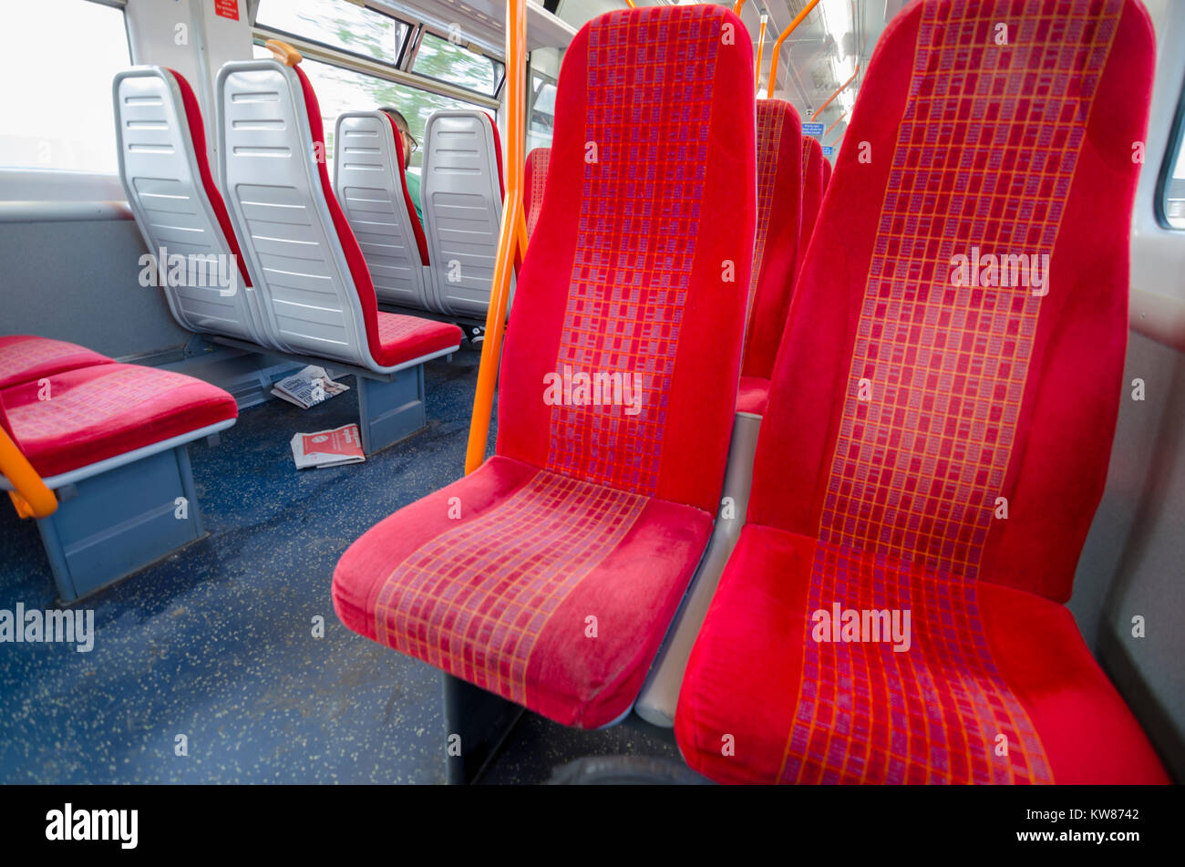 Leere Sitze South West Trains Innenraum, South London, Großbritannien Stockfoto
