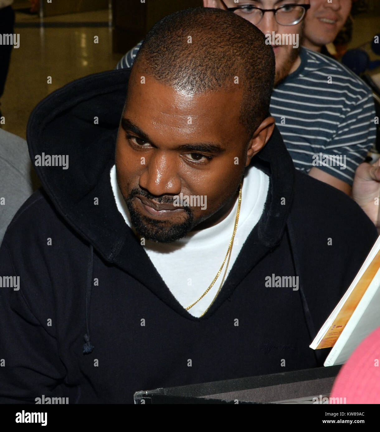 MIAMI, FL - 22. April: Kanye West kommt an den Internationalen Flughafen von Miami am 22. April 2016 in Miami, Florida Personen: Kanye West Stockfoto