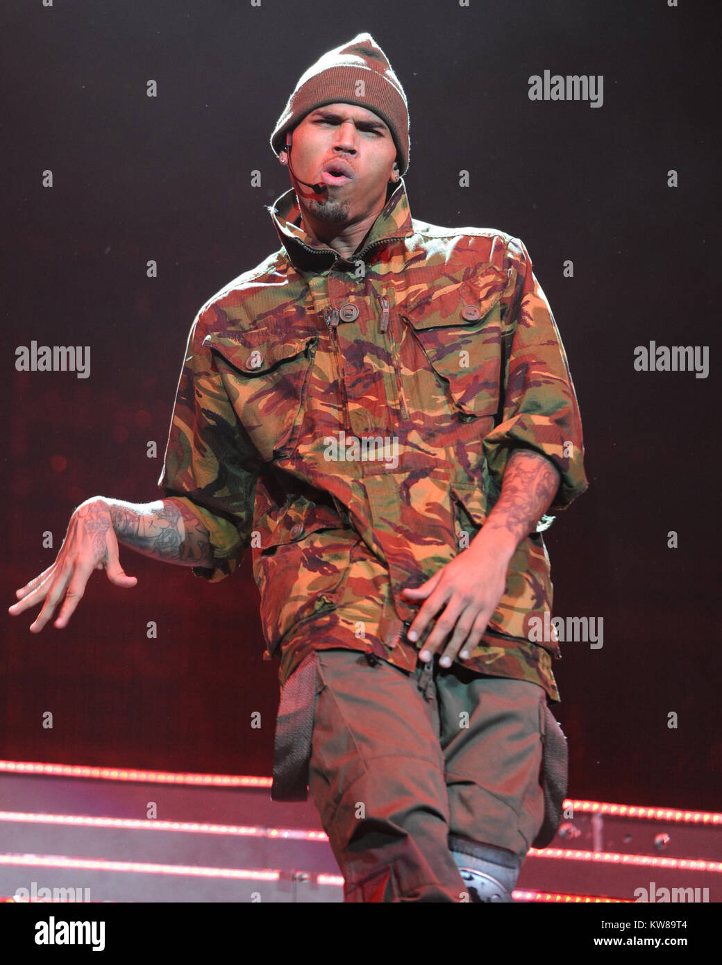 SMG Chris Brown AAA 100511 34.JPG MIAMI, FL - OKTOBER 05: Sänger Chris Brown spielt seine F.A.M.E. Tour in der AmericanAirlines Arena am 5. Oktober 2010 in Miami, Florida. (Foto Von Storms Media Group) Personen: Chris Brown Stockfoto