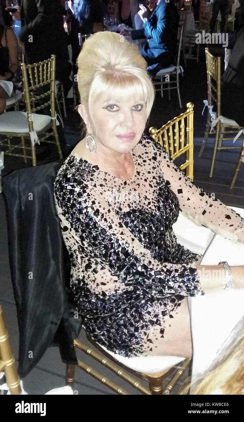 MIAMI BEACH, FL - April 09: Ivana Trump an Island Garden Benefizveranstaltung für Haiti empowerment Group am 9. April 2016 in Miami Beach, Florida. Personen: Ivana Trump Stockfoto