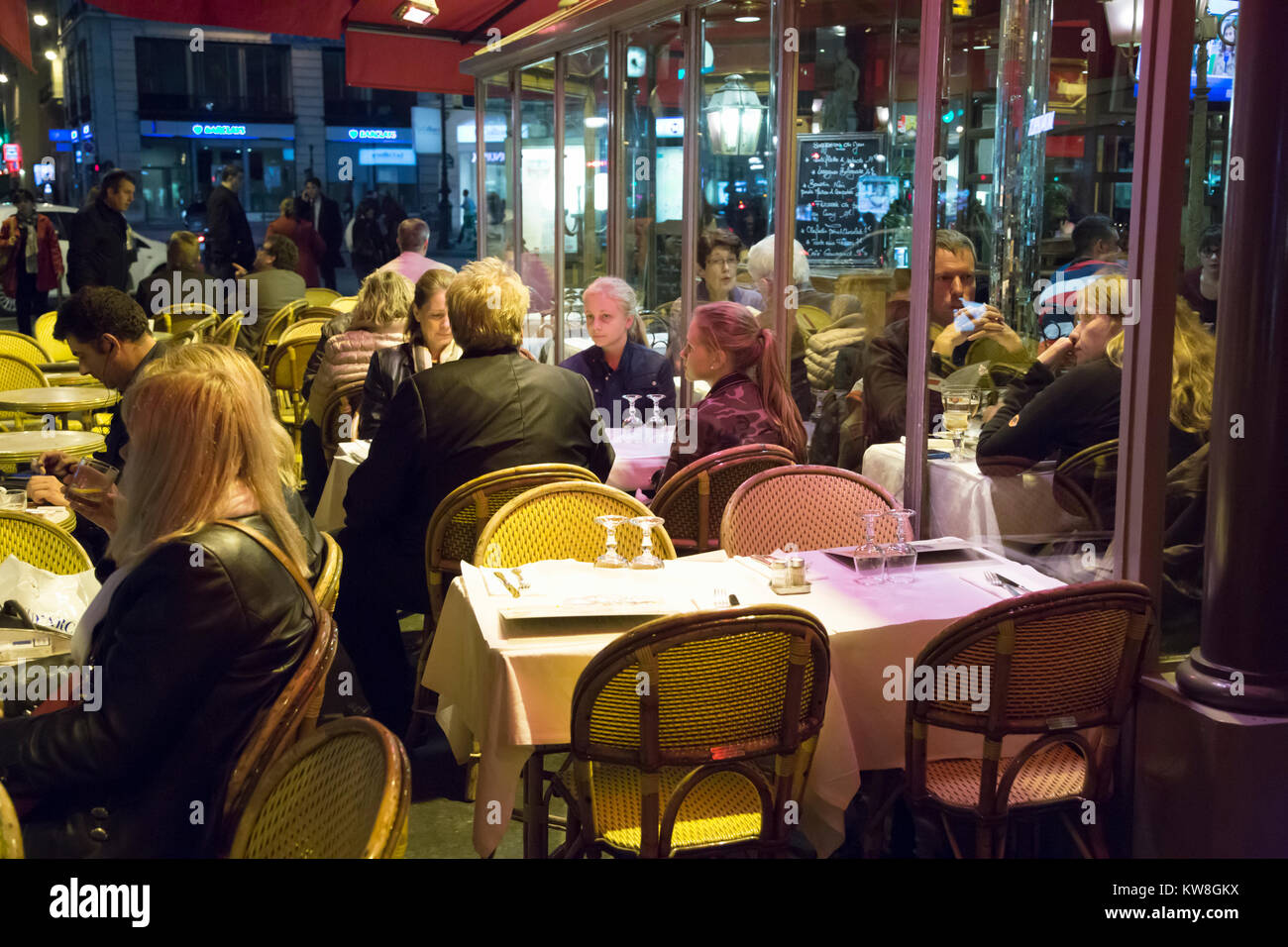 Familie sitzt in einem Restaurant, Paris, Frankreich Stockfoto