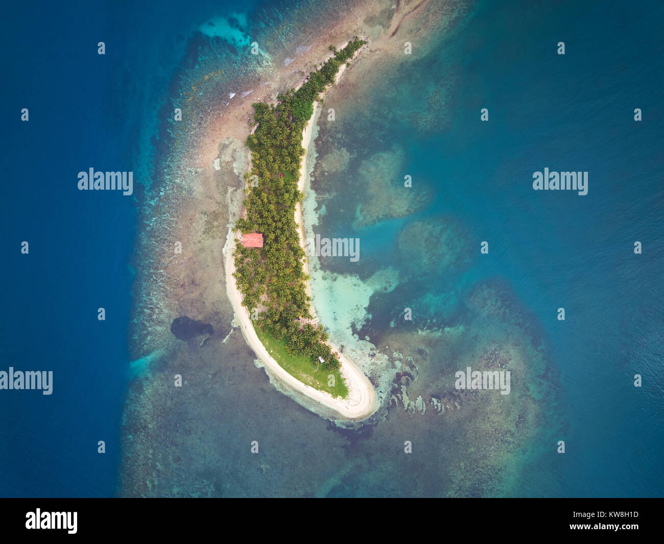 Lange kleine tropische Insel im blauen Karibischen Wasser Antenne drone Ansicht Stockfoto