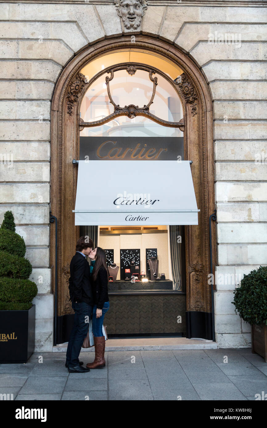 Ein paar Küssen vor Cartier store in Place Vendome, Paris, Frankreich Stockfoto