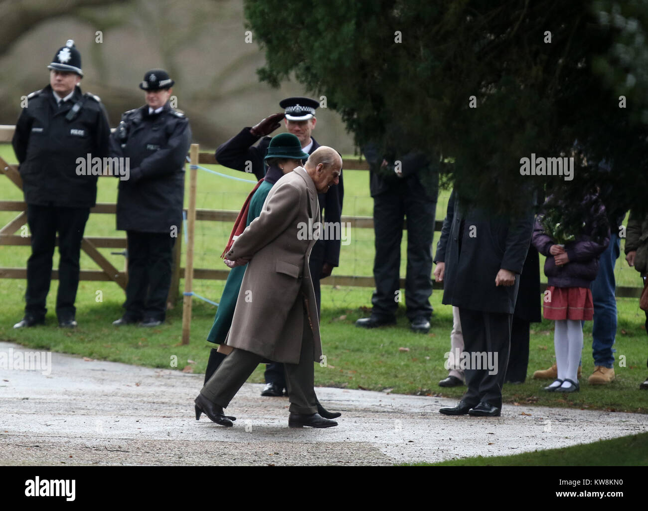 Sandringham, Norfolk, Großbritannien. 31. Dezember, 2017. Prinz Philip, Herzog von Edinburgh, nimmt an der St. Maria Magdalena Kirche Sonntag Morgen Service, Silvester, in Sandringham, Norfolk, am 31. Dezember 2017. Credit: Paul Marriott/Alamy leben Nachrichten Stockfoto