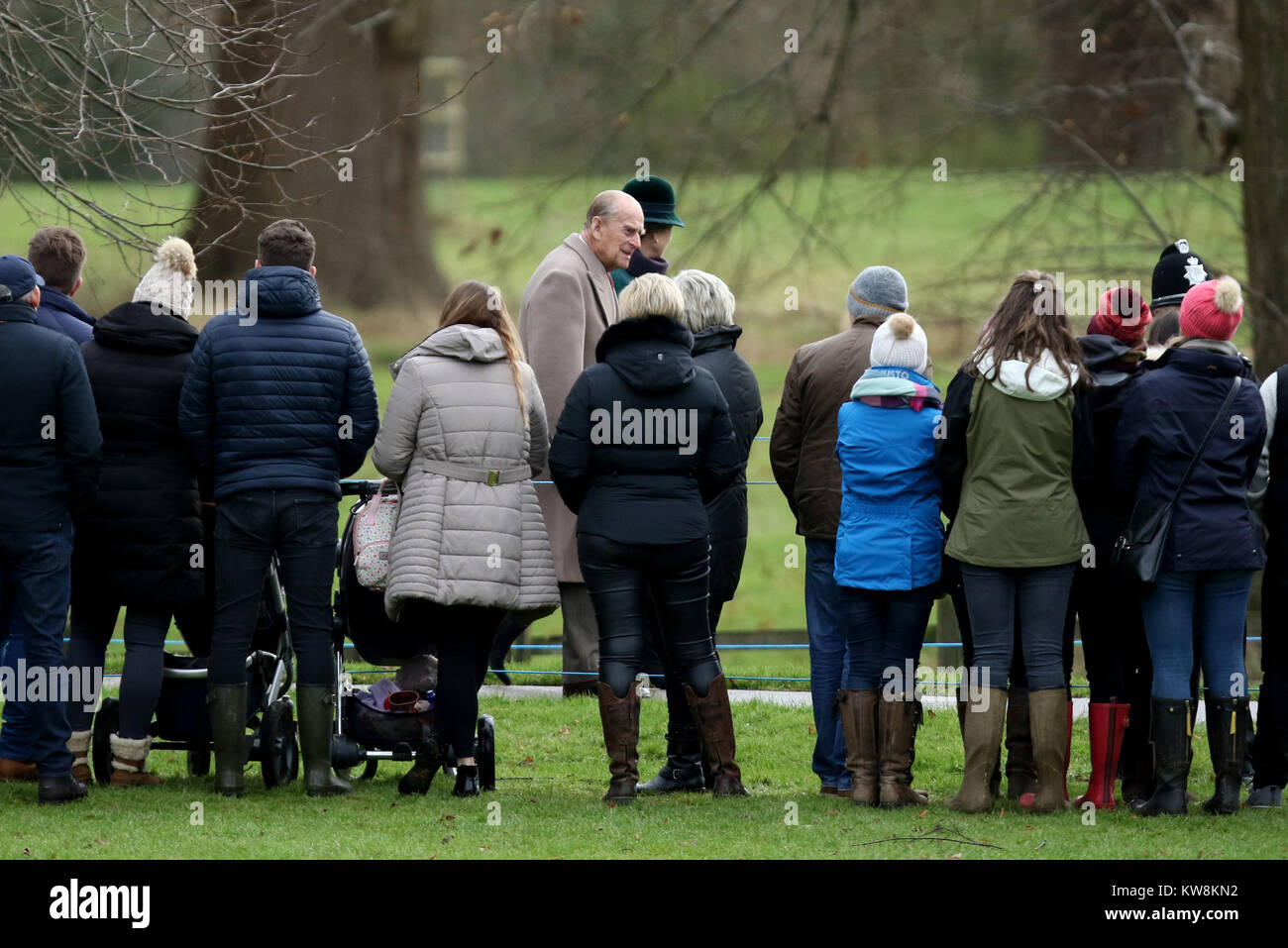 Sandringham, Norfolk, Großbritannien. 31. Dezember, 2017. Massen von Menschen zusehen, wie Prinz Philip, Herzog von Edinburgh und Princess Royal (Prinzessin Anne) der St. Maria Magdalena Kirche Sonntag Morgen Service betreut, Silvester, in Sandringham, Norfolk, am 31. Dezember 2017. Credit: Paul Marriott/Alamy leben Nachrichten Stockfoto