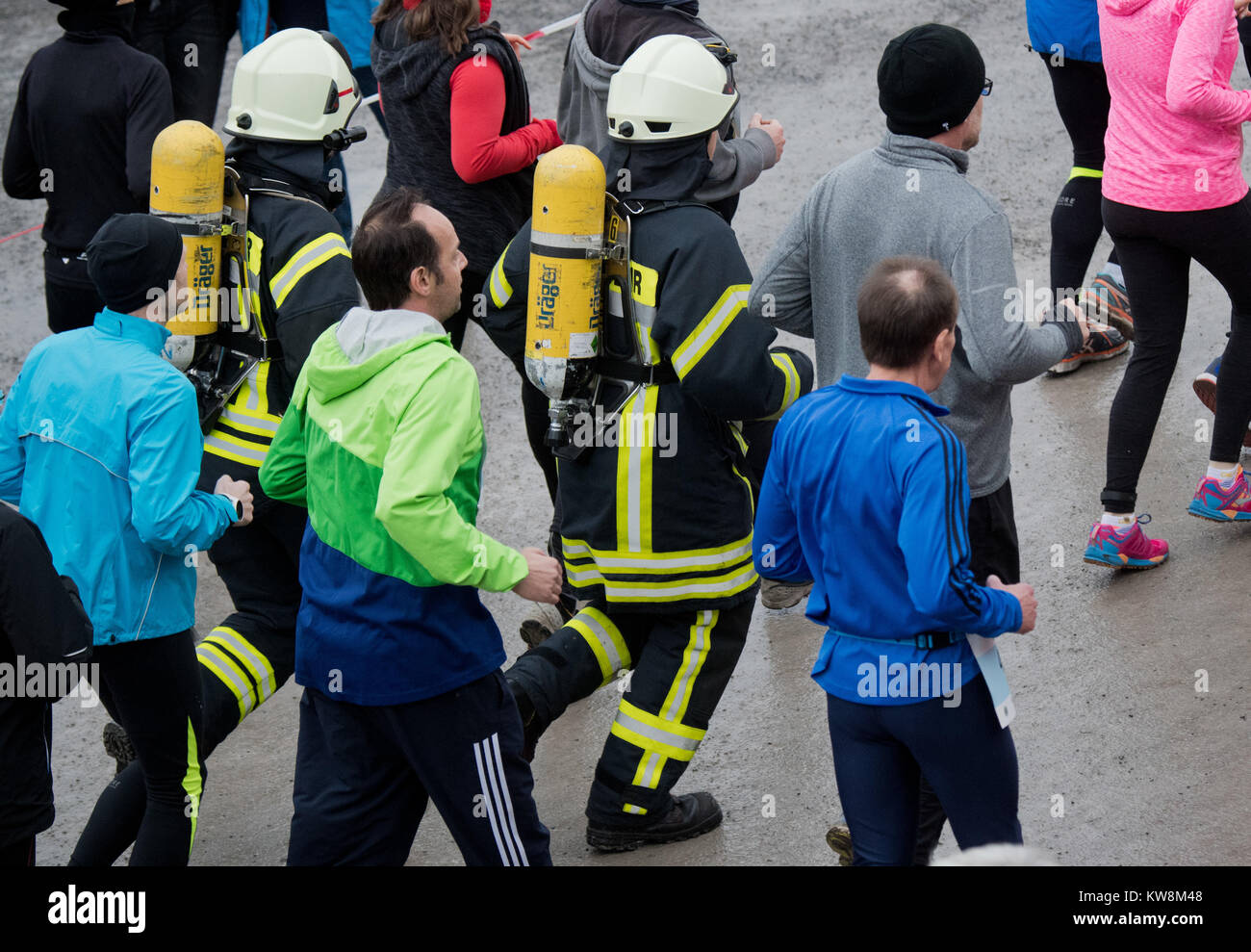 Hannover, Deutschland. 31 Dez, 2017. Zwei Feuerwehrleute auf dem Silvesterlauf (Silvester run Set) am Maschsee in Hannover, Deutschland, 31. Dezember 2017. Credit: Julian Stratenschulte/dpa/Alamy leben Nachrichten Stockfoto